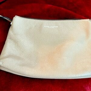Marc Jacob’s leather crossbody 10”x7”56” adjustable leather strap zipper closure